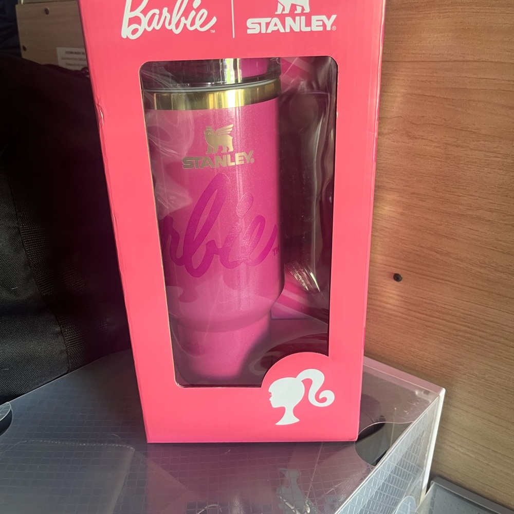 Stanley Quencher H2.0 Tumbler in Bright Pink